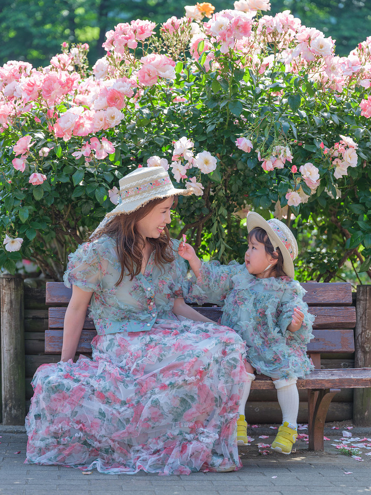 お花に囲まれた親子写真の撮影実績画像